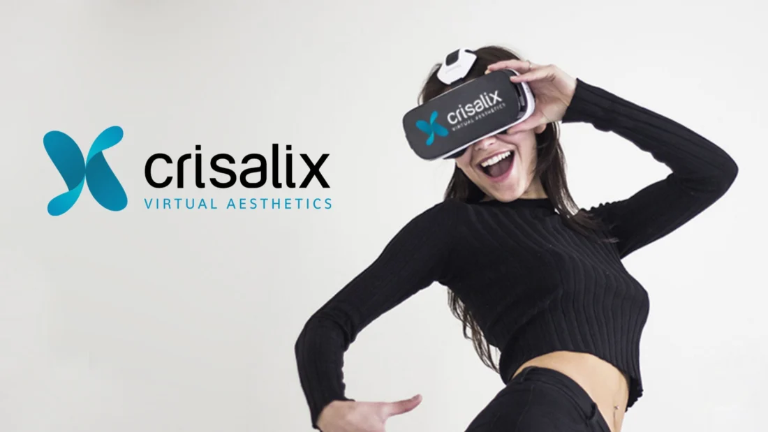 Paciente usando óculos de realidade virtual do sistema Crisalix